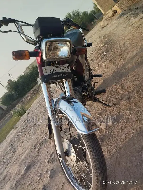 CD 70 Motorcycle - Classic Commuter Bike