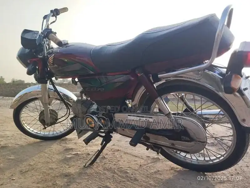 CD 70 Motorcycle - Classic Commuter Bike