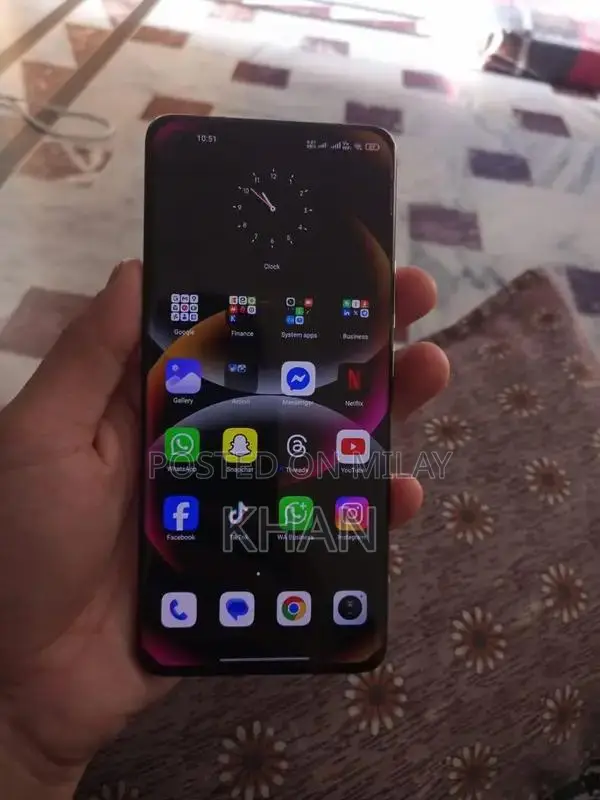 Mi 11 Ultra Smartphone with Rear Display and Touchscreen