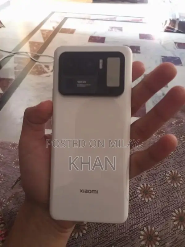 Mi 11 Ultra Smartphone with Rear Display and Touchscreen