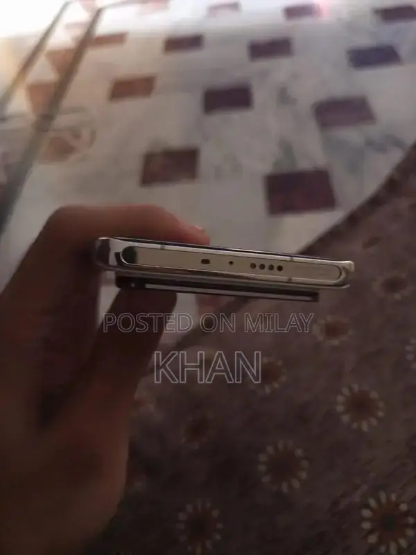 Mi 11 Ultra Smartphone with Rear Display and Touchscreen