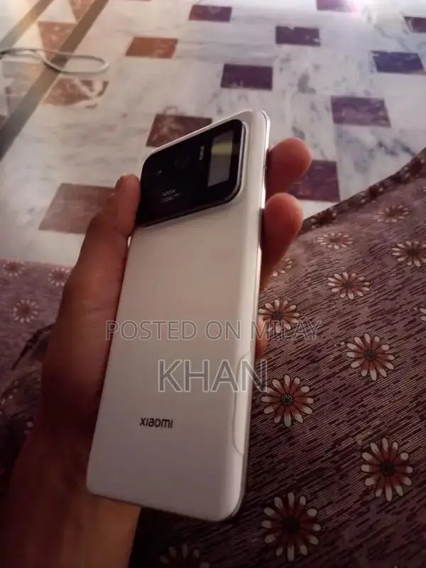 Mi 11 Ultra Smartphone with Rear Display and Touchscreen
