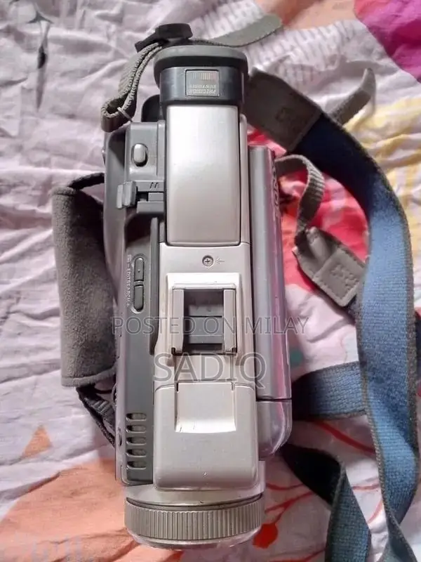 Compact Digital Camera with Multiple Device Compatibility