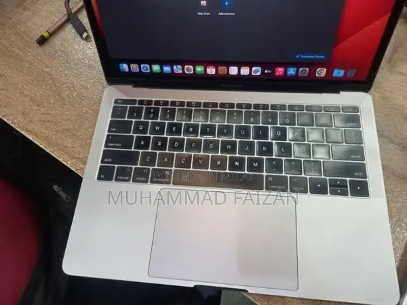 MacBook Pro 2017 13-inch Non-Touchbar Laptop