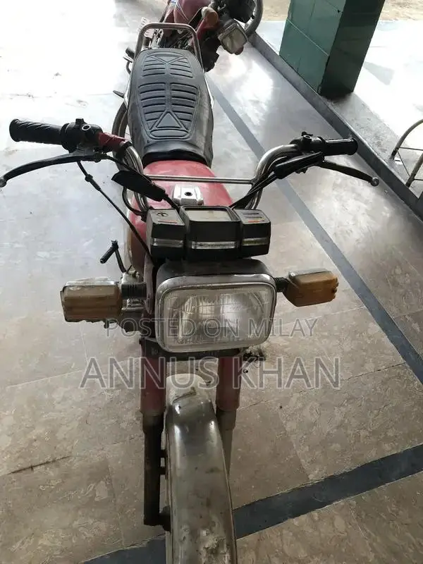 Yamaha YB 100 Motorcycle - Classic Single Cylinder Bike