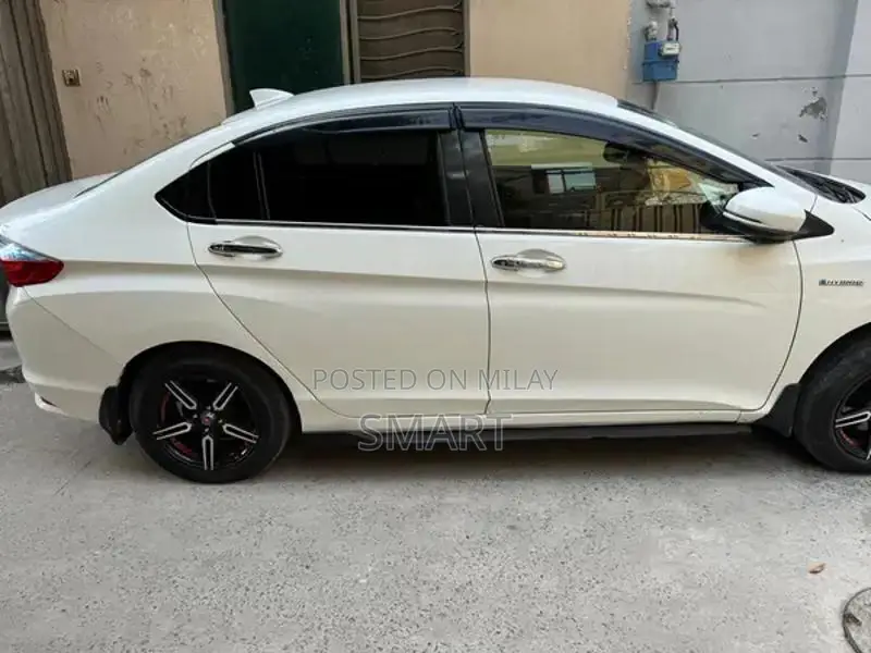 Honda Grace Hybrid EX TOP Variant Luxury Sedan