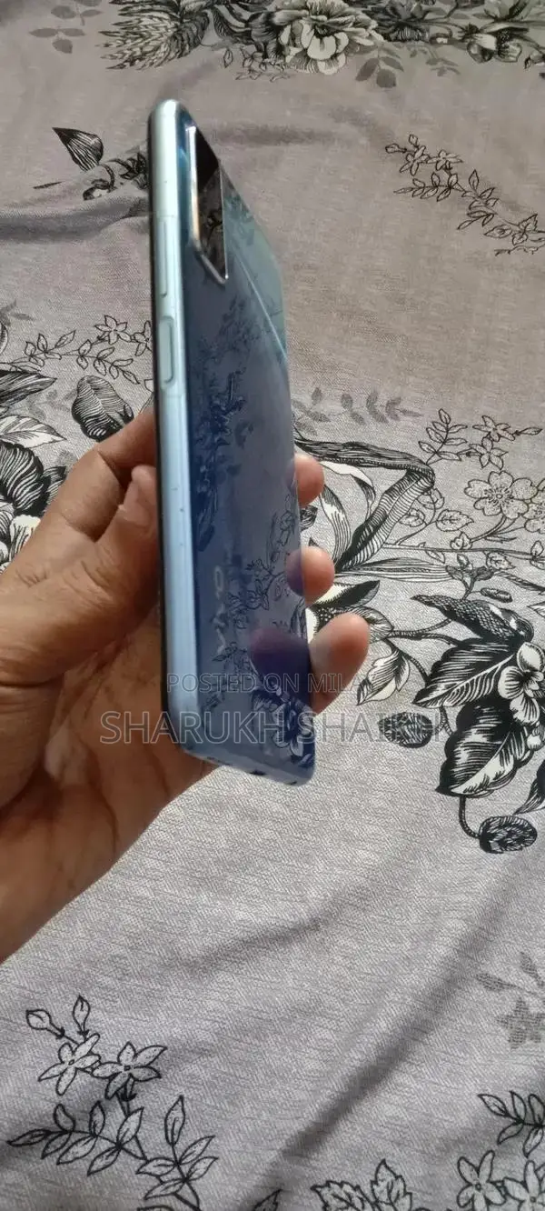 Budget Smartphone with High-Performance Panel and Large RAM