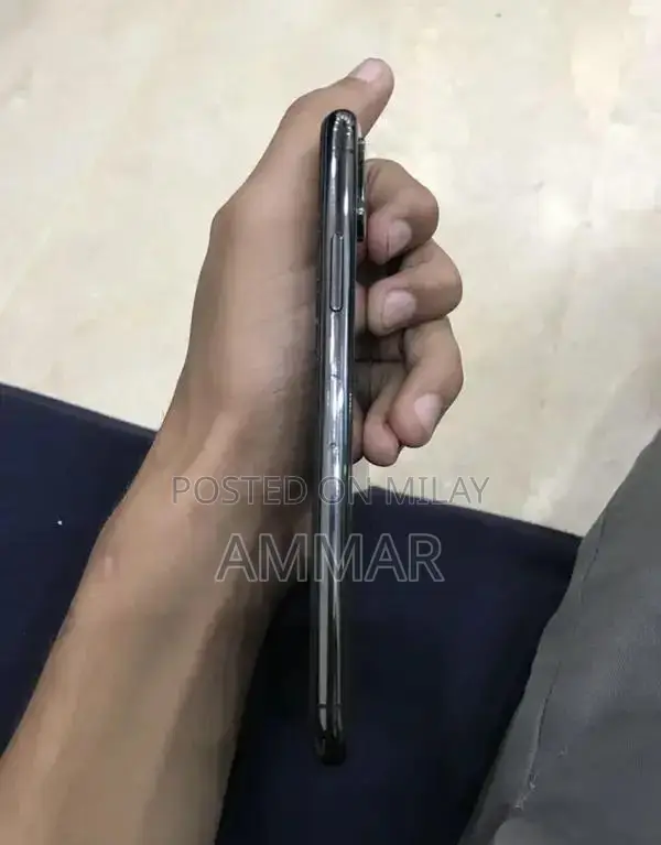 64GB iPhone X Smartphone with Minor Panel Dot