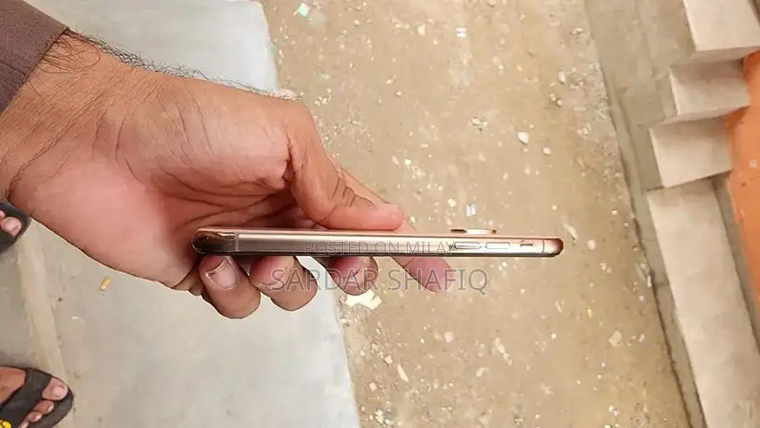 64GB Factory Unlocked iPhone XS with Serviced Battery