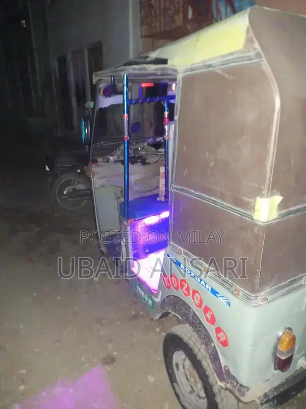 Rozger Rickshaw with Good Condition Tires and Zero Mileage Engine
