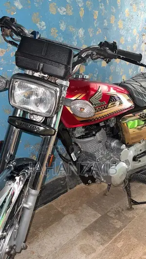 Photo - Honda 125cc Motorcycle - 2025 Gold Edition Self-Starter