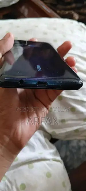 Pristine Smartphone with Box Charger, Scratch-Free Condition