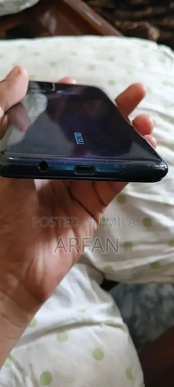 Pristine Smartphone with Box Charger, Scratch-Free Condition