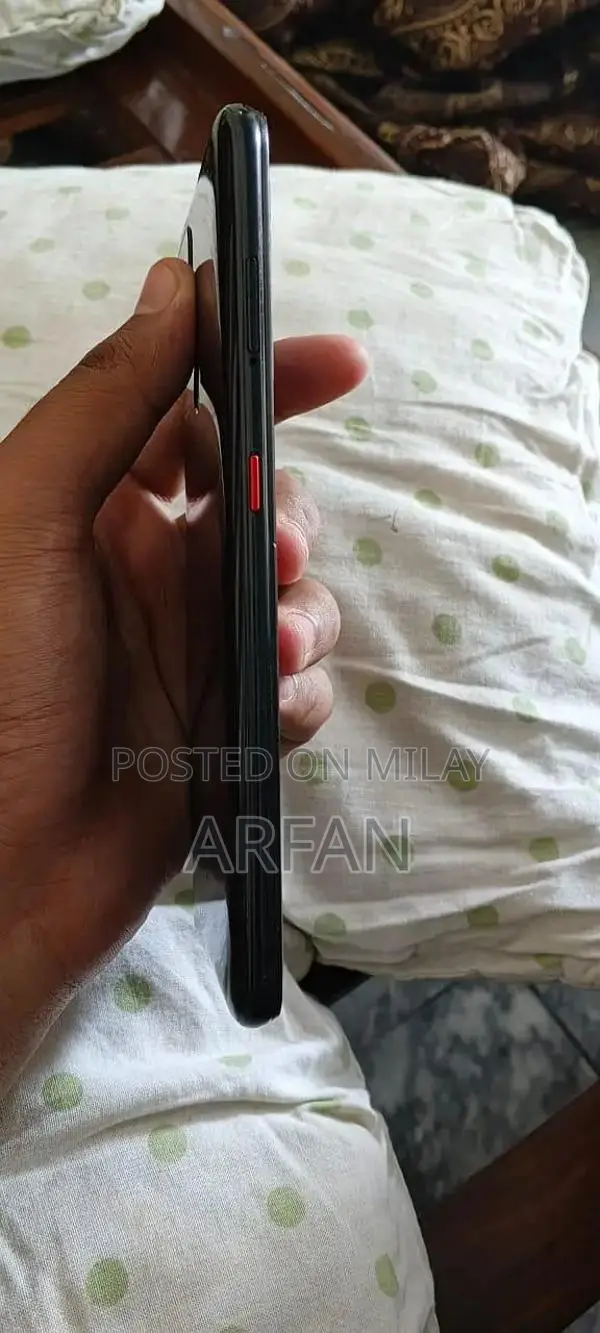 Pristine Smartphone with Box Charger, Scratch-Free Condition