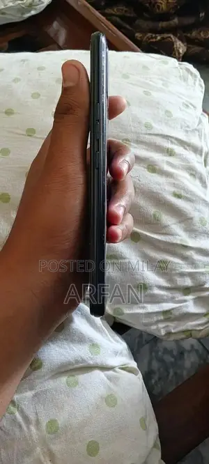 Pristine Smartphone with Box Charger, Scratch-Free Condition