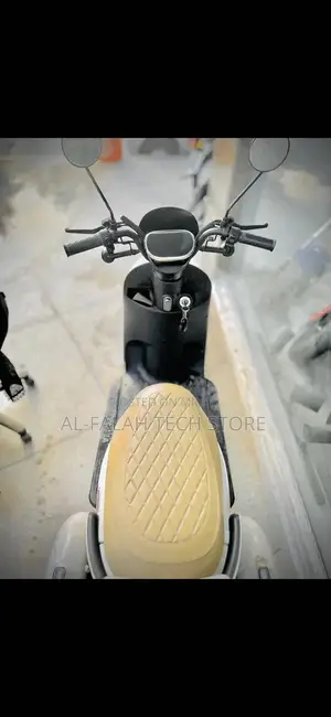 Metro A7 Electric Scooter - Cream White, Low Mileage