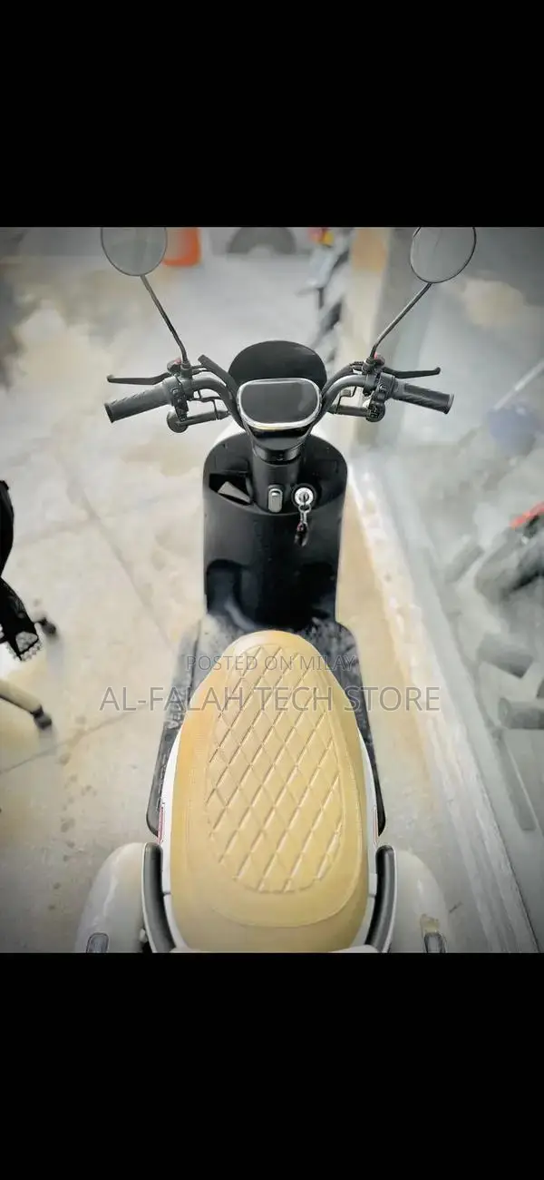 Metro A7 Electric Scooter - Cream White, Low Mileage