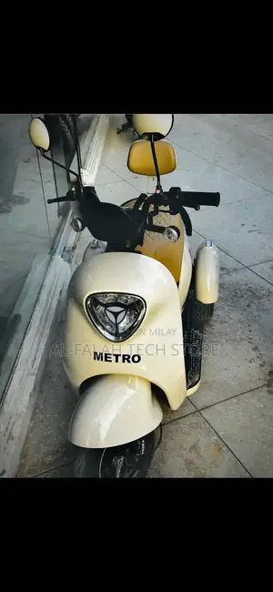 Metro A7 Electric Scooter - Cream White, Low Mileage