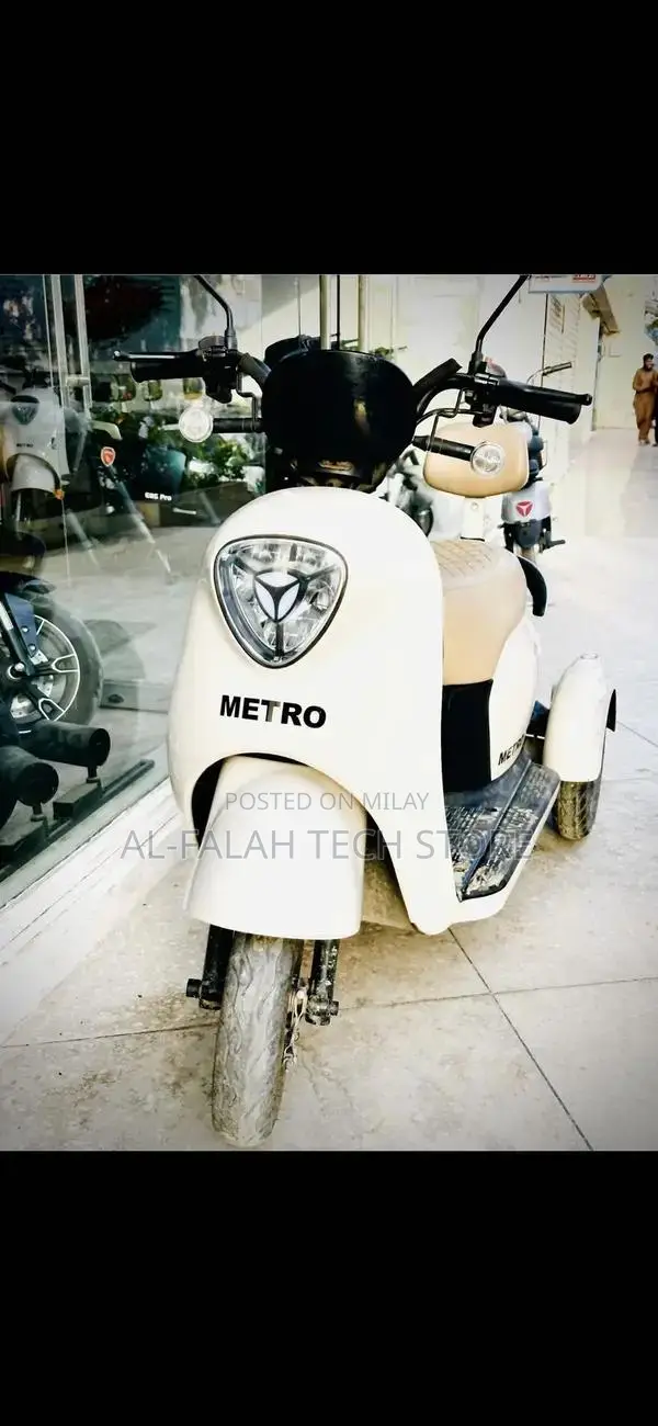 Metro A7 Electric Scooter - Cream White, Low Mileage