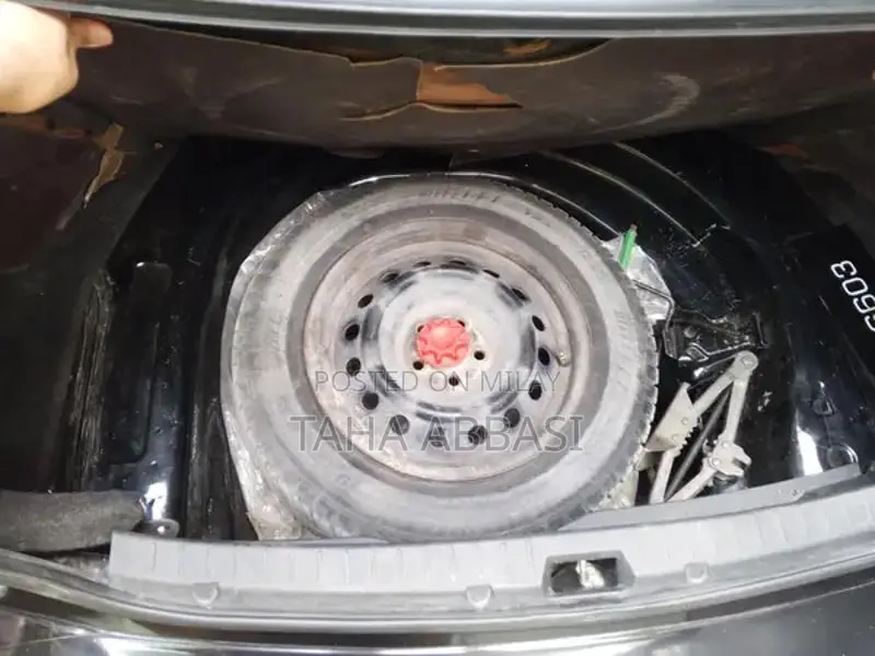 Toyota Corolla XLI 1.3 VVTi Sedan - Black Manual Transmission