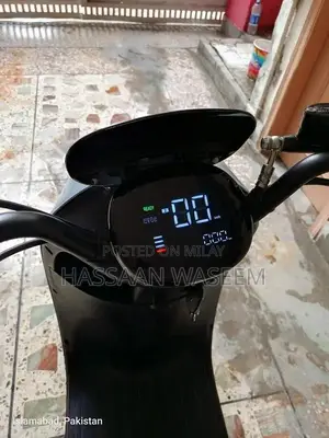 Electric Scooty - Nearly New, High-Performance City Commuter