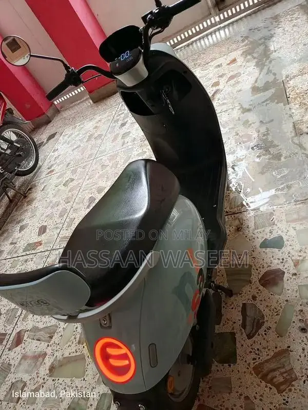 Electric Scooty - Nearly New, High-Performance City Commuter