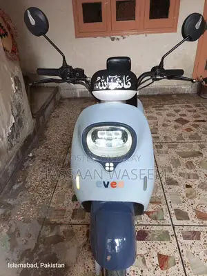 Electric Scooty - Nearly New, High-Performance City Commuter