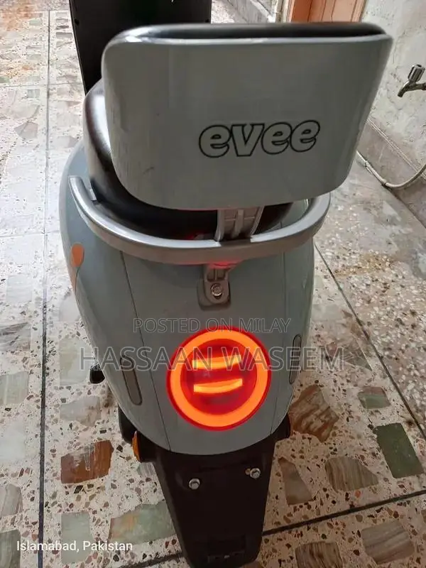 Electric Scooty - Nearly New, High-Performance City Commuter