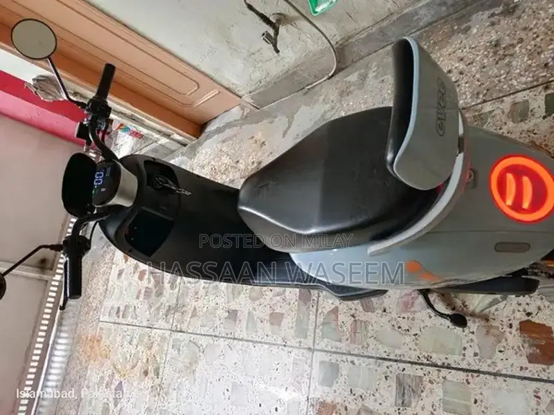 Electric Scooty - Nearly New, High-Performance City Commuter