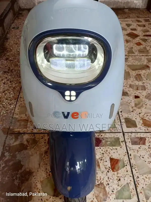 Electric Scooty - Nearly New, High-Performance City Commuter