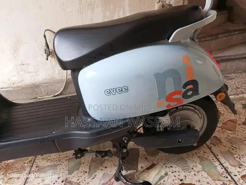 Electric Scooty - Nearly New, High-Performance City Commuter