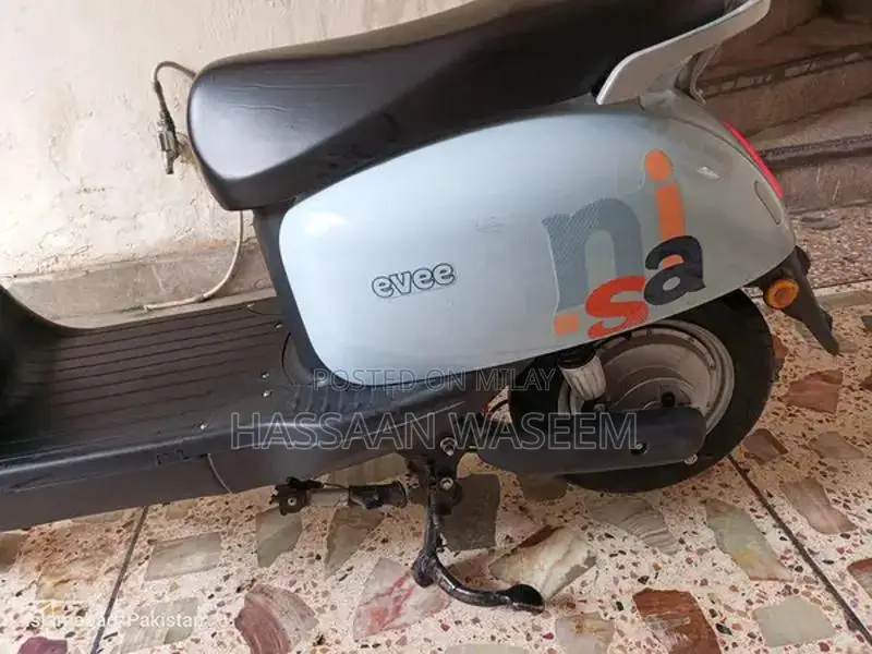 Electric Scooty - Nearly New, High-Performance City Commuter