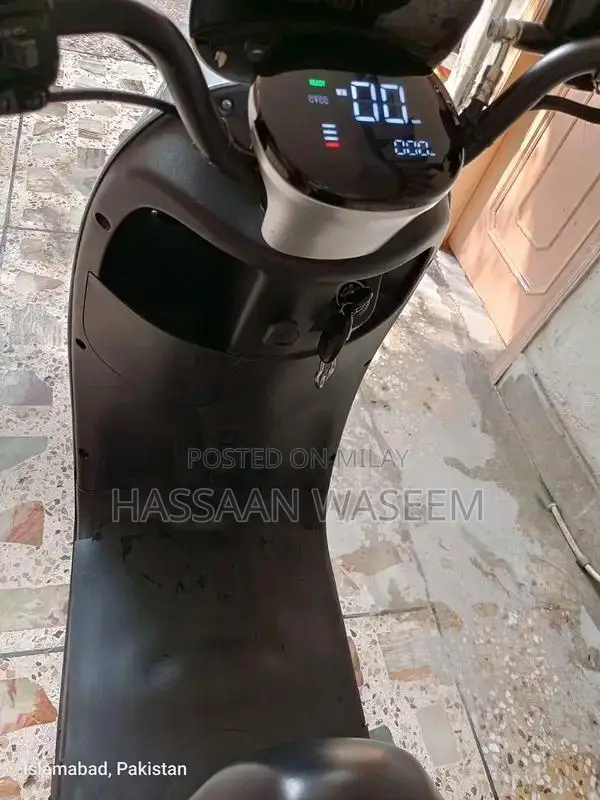 Electric Scooty - Nearly New, High-Performance City Commuter