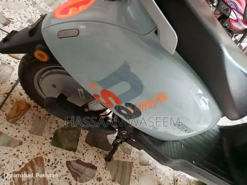 Electric Scooty - Nearly New, High-Performance City Commuter