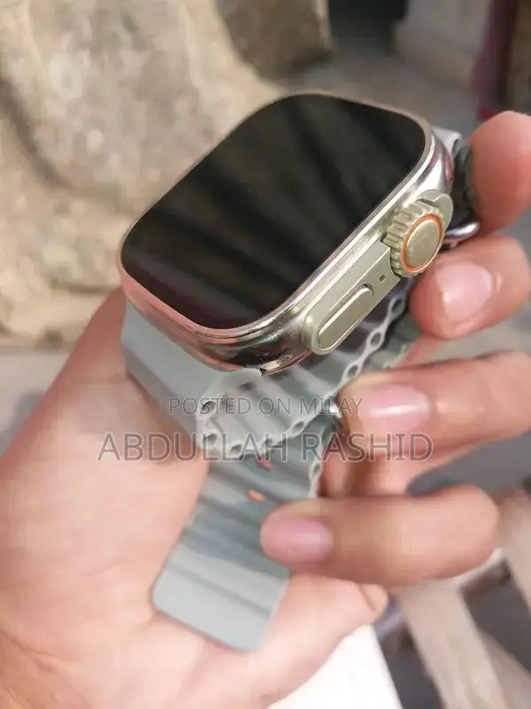 Smartwatch with Mobile Connectivity and Built-in Mic and Speaker