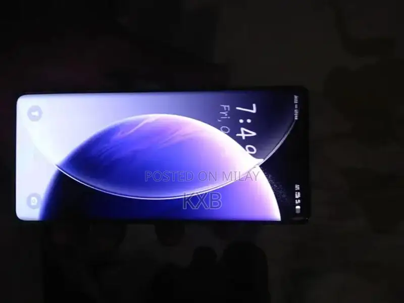 High-Performance Smartphone with Large Storage and Clear Display