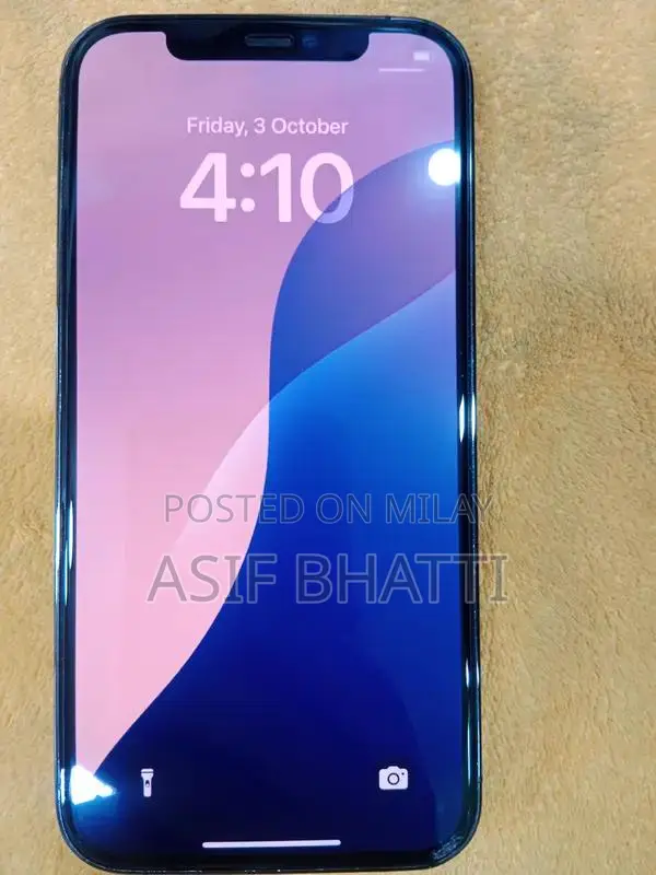 Apple iPhone 128GB Smartphone - Excellent Condition