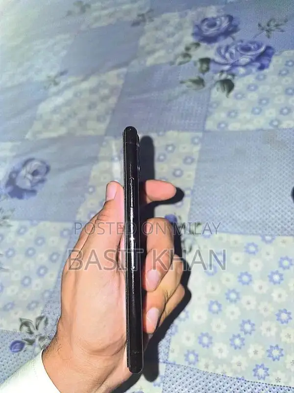 Apple iPhone 11 Pro 64GB - Excellent Condition, Original Battery, Mino