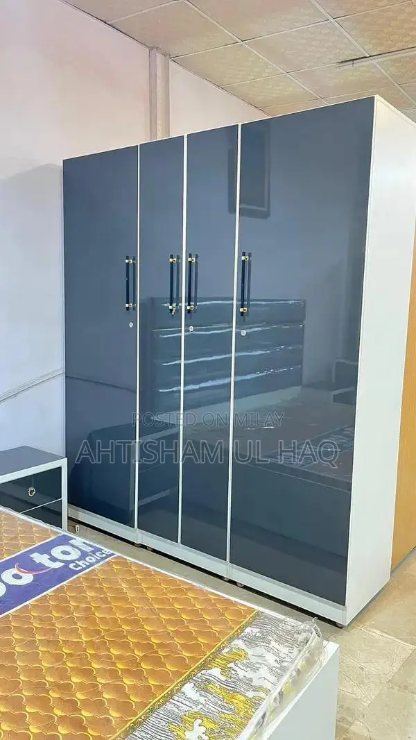 American Kitchen Solid Wood Furniture with Laminated Doors and High Gl