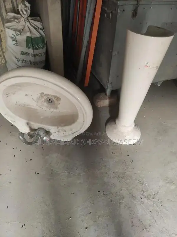 White Basin in Like-New Condition