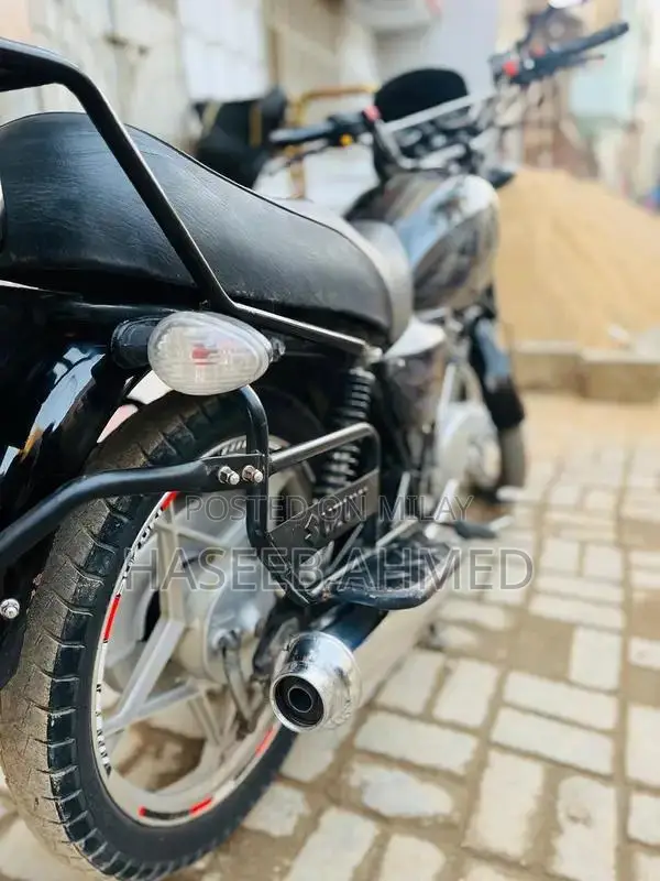 Suzuki GS 150 Motorcycle - 2022 Model Single Cylinder Bike