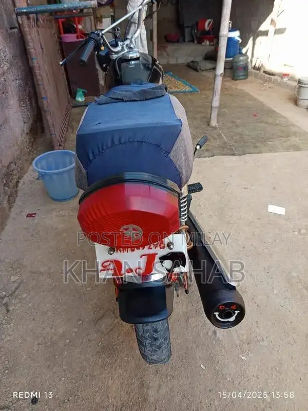 Honda CG 125 Motorcycle - Classic Single-Cylinder Bike