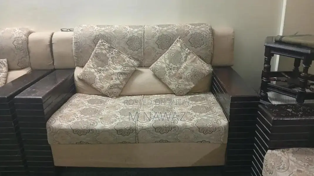 Spacious 7-Seater Sofa - Comfortable Living Room Furniture