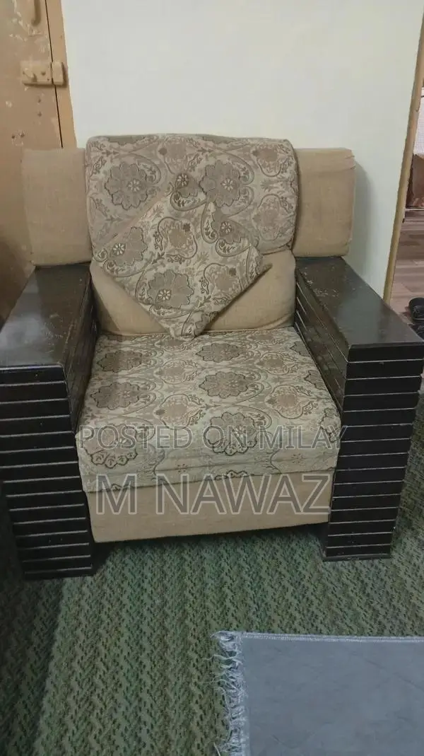 Spacious 7-Seater Sofa - Comfortable Living Room Furniture