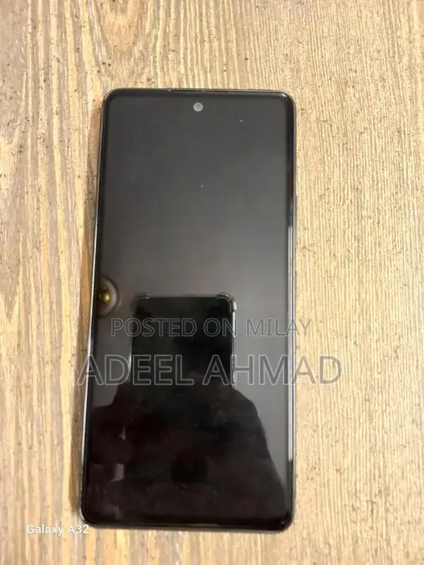 Premium Smartphone with Excellent One-Hand Usability