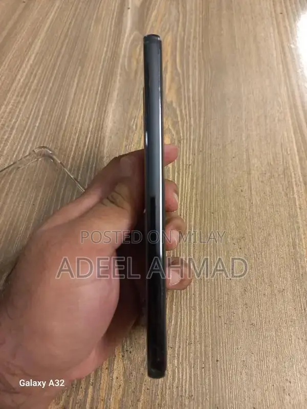 Premium Smartphone with Excellent One-Hand Usability