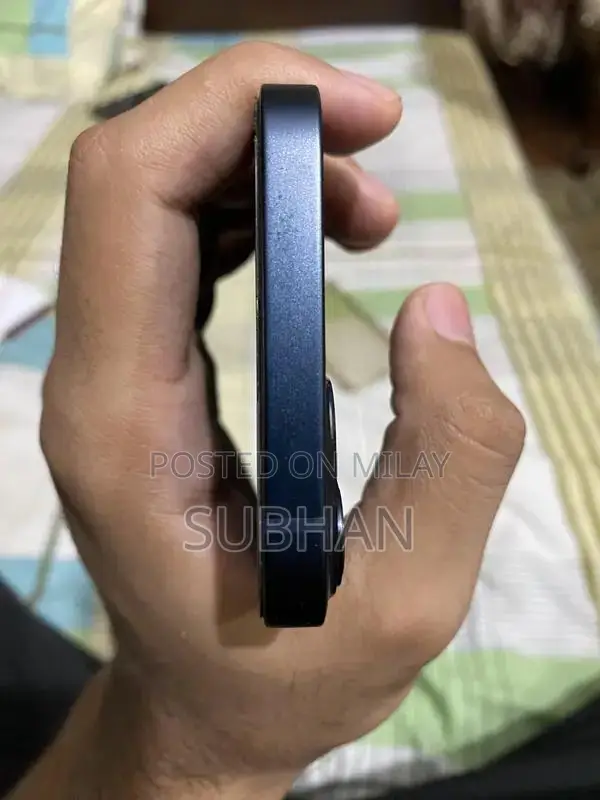 iPhone 13 Smartphone - Pristine Condition with High Battery Health