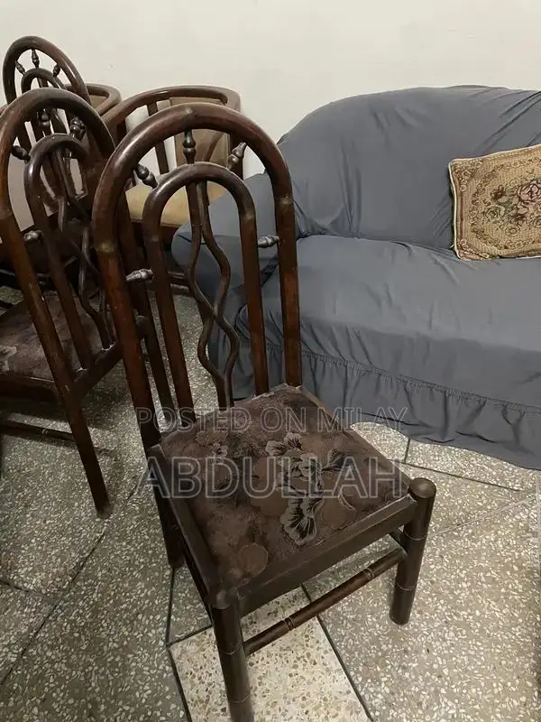 Spacious Dining Set with 8 Chairs in Pristine Condition