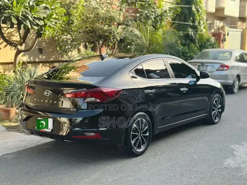 Hyundai Elantra GLS Sedan - Well-Maintained Home-Used Vehicle