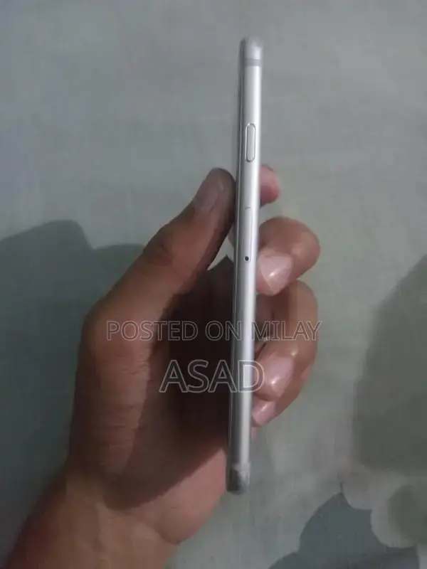 iPhone 6 64GB Smartphone - Pristine Condition with Accessories